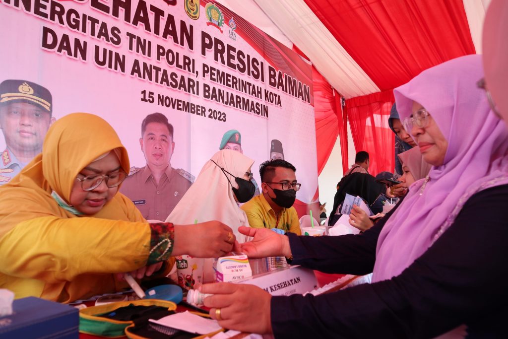 Sekretaris LPM UIN Antasari Dr. Ridha Darmawaty, M.Pd. saat meringis ketika diambil setitik darahnya untuk pemeriksaan kesehatan (Foto:Humas/Achmad Magfur)