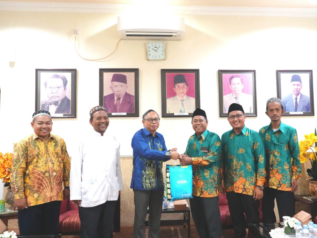 Suasana ceria saat penyerahan kenang-kenangan dari UIN Antasari (Foto:Humas/Achmad Magfur)