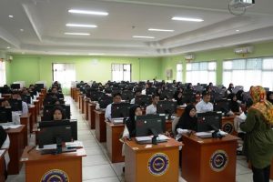 Suasana persiapan sebelum mengikuti ujian berbasis komputer di BKN Banjarbaru (Foto:Humas/Hadi Rustami)