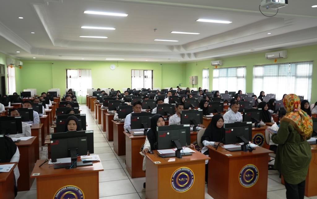 Suasana persiapan sebelum mengikuti ujian berbasis komputer di BKN Banjarbaru (Foto:Humas/Hadi Rustami)
