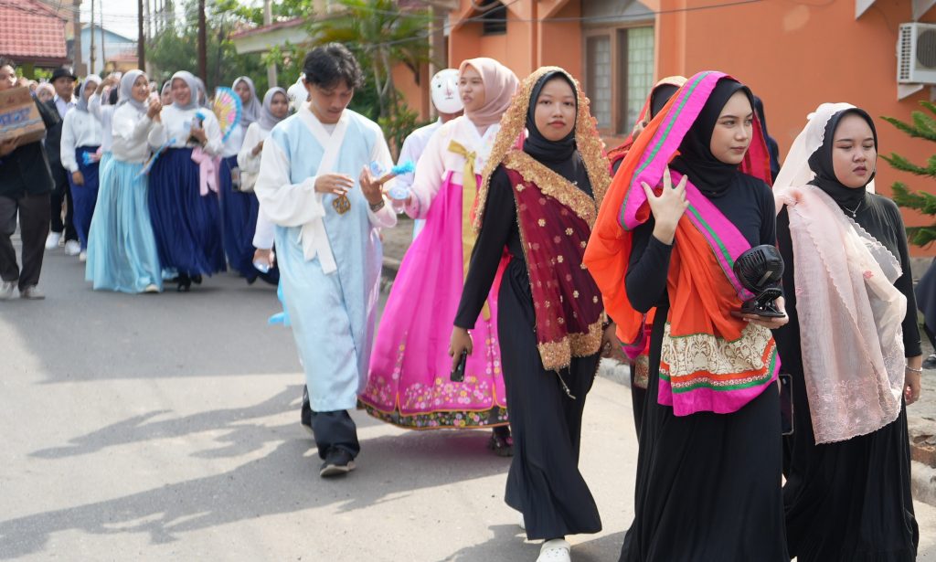 Tetap dingin dengan kipas angin di saat panas berjalan mengenakan kostum budaya India (Foto:Humas/Hadi Rustami)