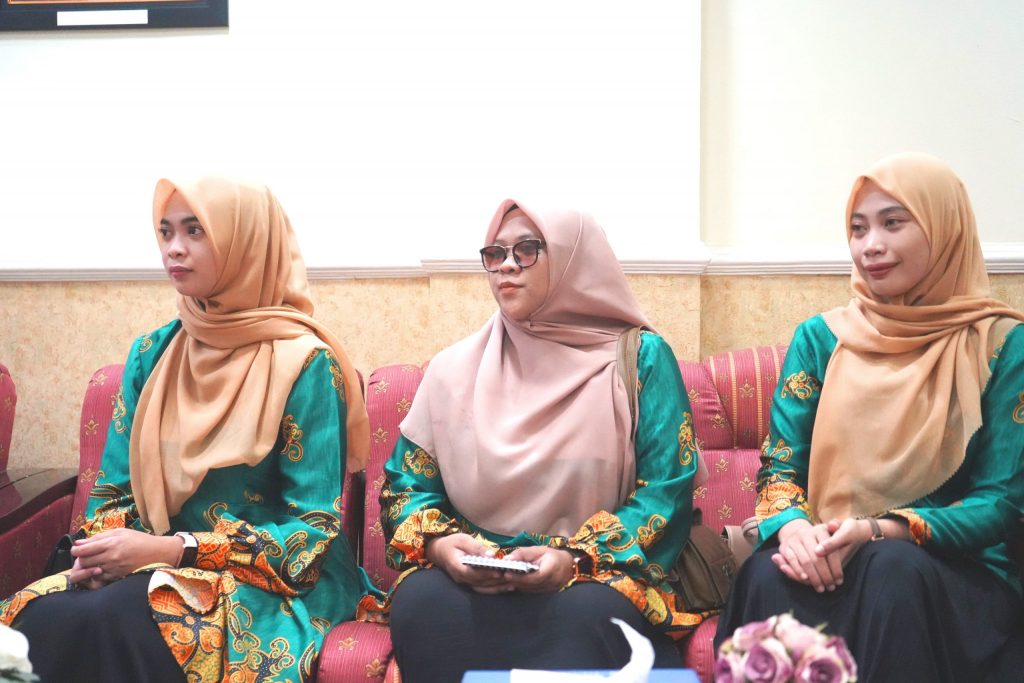 Tiga perempuan pengelola Ma'had Al-Jami'ah UINSI saat ikut berkunjung ke Banjarmasin (Foto:Humas/Achmad Magfur)