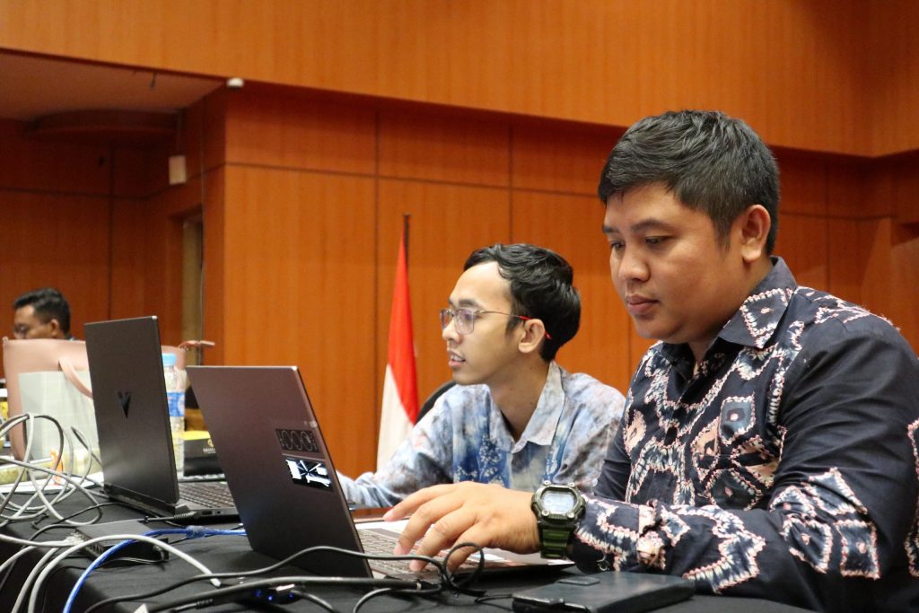 Tim ahli teknologi informasi (Aulia Akbar S., S.Kom. dan Rahmad Oktavianto, S.Kom.) saat melayani tampilan multimedia yudisium mahasiswa PPG Batch 1 2023 (Foto:Humas/Achmad Magfur)