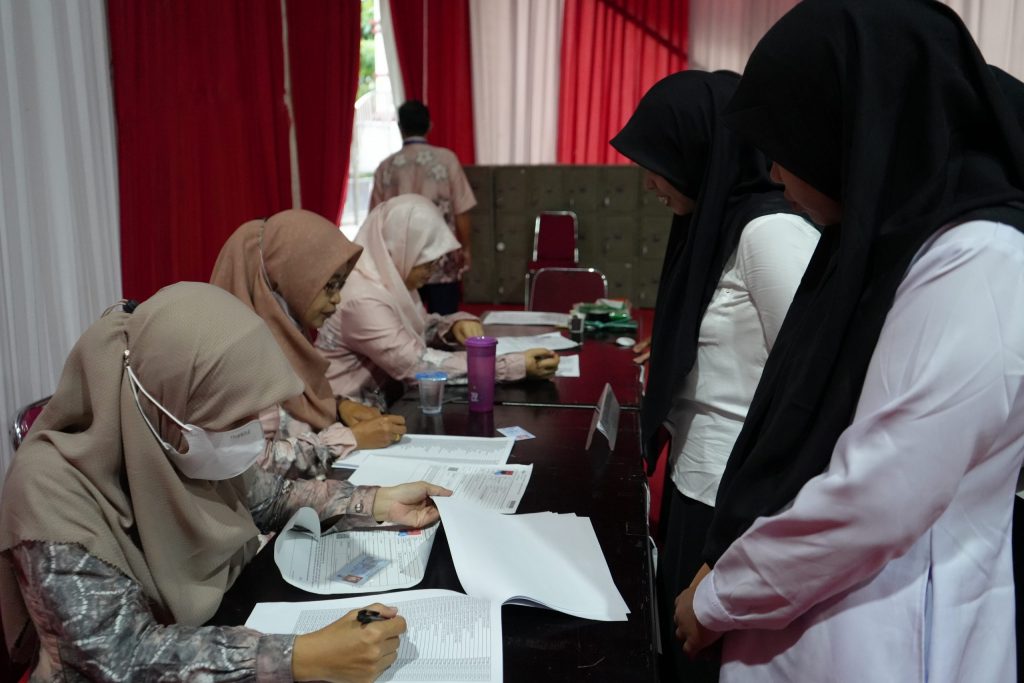 Tim Kepegawaian UIN Antasari saat membantu proses registrasi (Foto:Humas/Hadi Rustami)