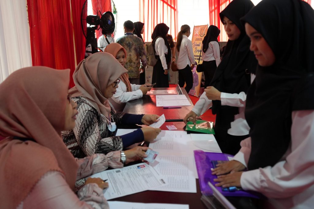 Tim Kepegawaian UIN Antasari saat membantu proses registrasi (Foto:Humas/Hadi Rustami)