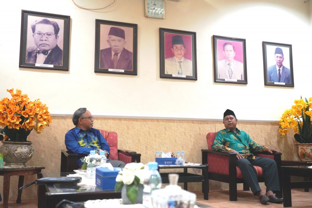 Wakil Rektor Dr. Irfan Noor, M.Hum. saat bercengkerama dengan Direktur Ma'had Al-Jami'ah UINSI (Foto:Humas/Achmad Magfur)