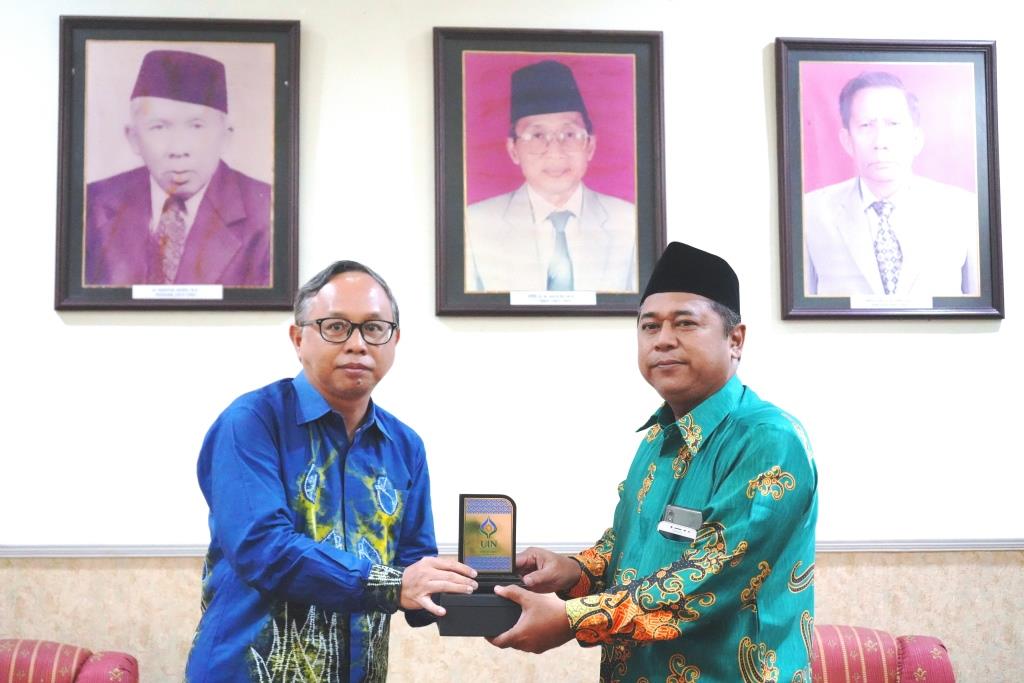 Wakil Rektor Dr. Irfan Noor, M.Hum. saat menyerahkan kenang-kenangan kepada Direktur Ma'had Al-Jamiah UINSI (Foto:Humas/Achmad Magfur)