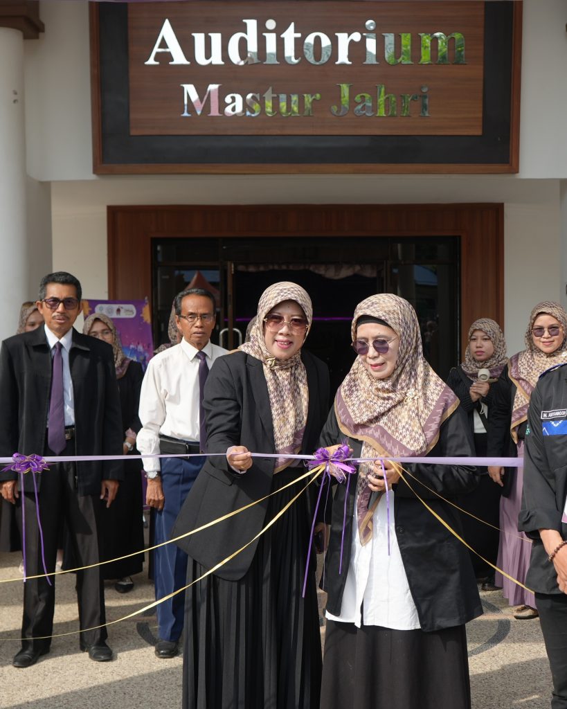 Wakil Rektor UIN Antasari Bidang Akademik dan Kelembagaan Dr. Hj. Nida Mufidah, M.Pd. saat membuka resmi International Culture Festival 2023 (Foto:Humas/Hadi Rustami)