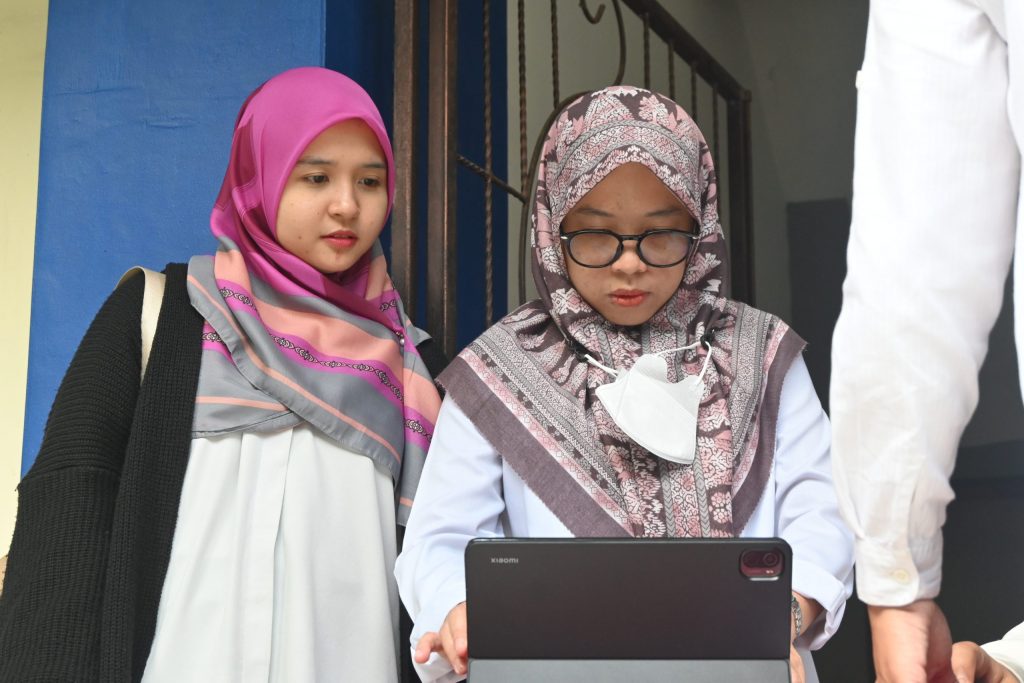 Baiti Rahmi, S.Kom. dan Siti Elfa Fakhriyah, S.Th.I. saat memastikan kelancaran proses registrasi (Foto:Humas/Achmad Magfur)