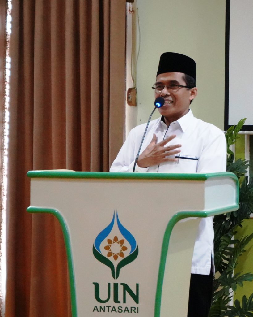 Drs. H. Rijalul Faqih, M.Si., M.E.I. (Karo AAKK UIN Anatasari Periode 2022-2023) saat memberikan sambutan (Foto:Humas/Hadi Rustami)