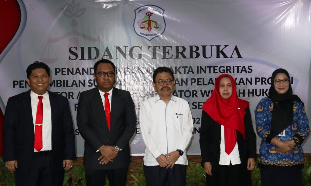 Foto bersama Rektor dengan Staf Ahli Gubernur Bidang Kemasyarakatan dan SDM Hj. Husnul Khatimah, M.H. (Foto:Humas/Achmad Magfur)