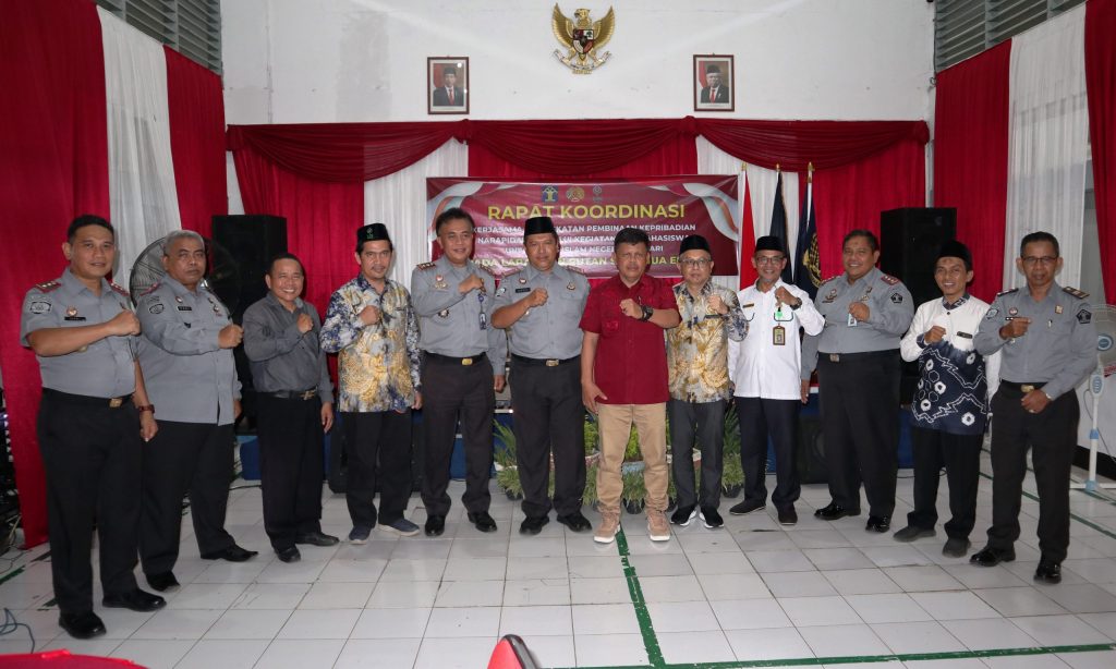 Foto bersama Wakil Rektor dengan Kadivpas dan para kalapas/karutan se-Banua Enam (Foto:Humas/Achmad Magfur)