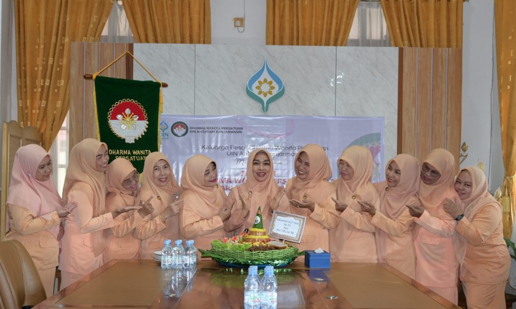 Foto bersama pengurus DWP UIN Antasari gaya bebas (Foto:Humas/Achmad Magfur)