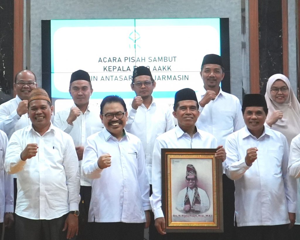 Foto bersama pimpinan dengan Drs. H. Rijalul Faqih, M.Si., M.E.I. (Foto:Humas/Hadi Rustami)