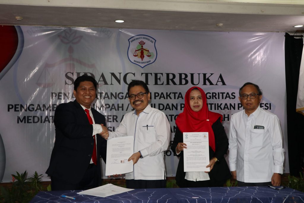 Foto bersama usai penandatangan MoU (Foto:Humas/Achmad Magfur)