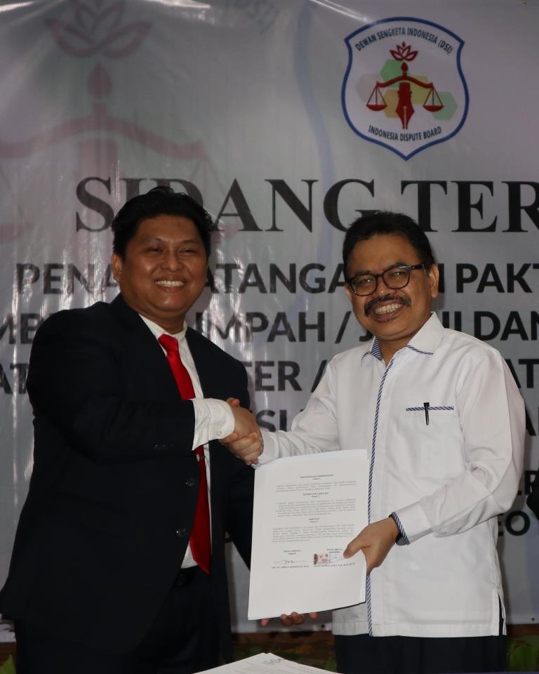 Foto bersama usai penandatangan MoU (Foto Humas Achmad Magfur) - thumbnail