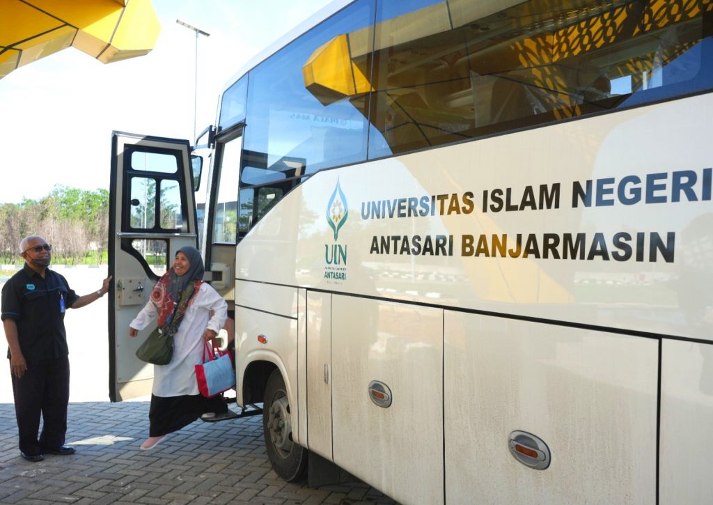 Hj. Fatimah, S.Sos., M.Pd.I. saat ceria mau menginjakkan kaki di Kampus 2 (Foto:Humas/Hadi Rustami)