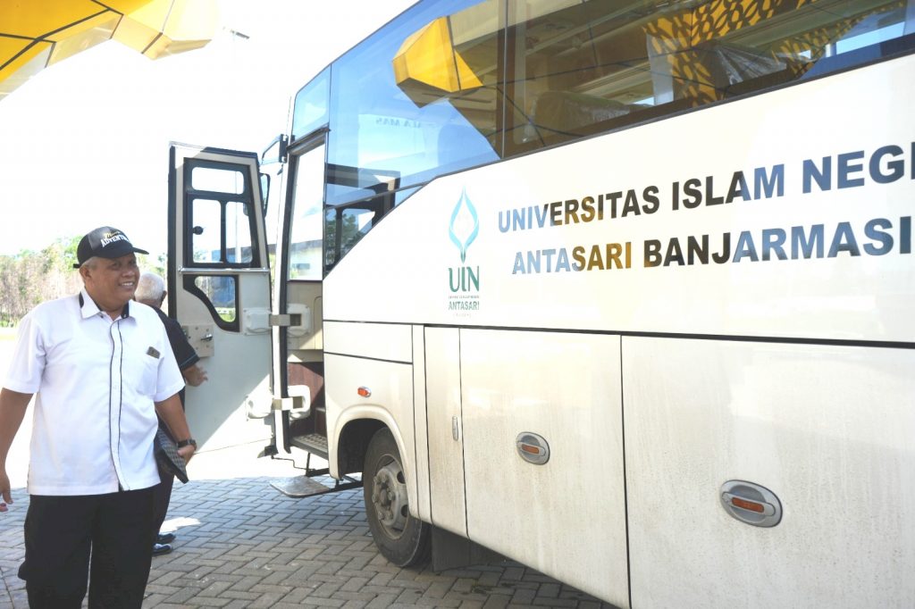 Kabag Umum UIN Antasari H. Masri, S.Ag., M.Pd. saat ceria mulai bekerja di Kampus 2 (Foto:Humas/Hadi Rustami)