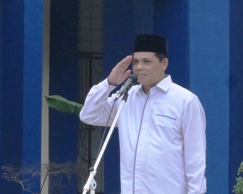 Karo AAKK UIN Antasari Drs. H. Saifi, M.Pd., saat perdana memimpin apel mingguan, 11 Desember 2023 (Foto Humas Abdi Rif'an Husna)