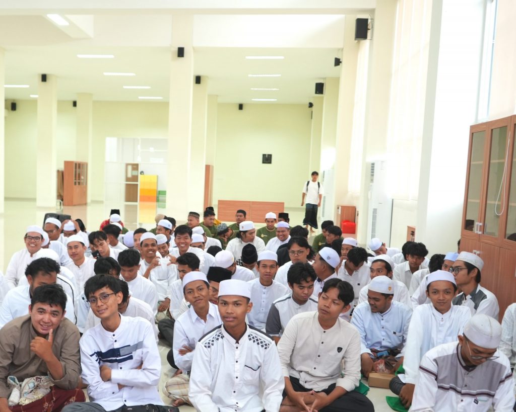 Kebersamaan para mahasantri sebelum mengikuti penutupan program pemondokan semester ganjil tahun 2023 kampus 2 (Foto:Humas/Hadi Rustami)