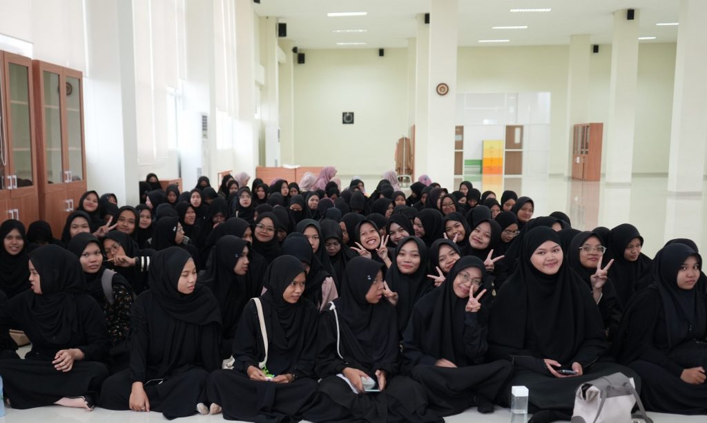 Keceriaan para mahasantriwati sebelum mengikuti penutupan program pemondokan semester ganjil tahun 2023 kampus 2 (Foto:Humas/Hadi Rustami)
