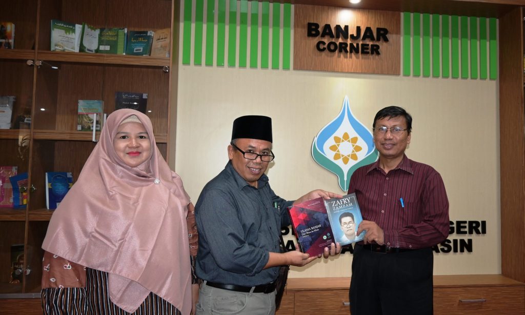 Kepala Perpustakaan UIN Antasari Dr. Saifuddin, M.Ag. saat menyerahkan kenang-kenangan kepada Rektor UIN RM Said (Foto:Humas/Achmad Magfur)