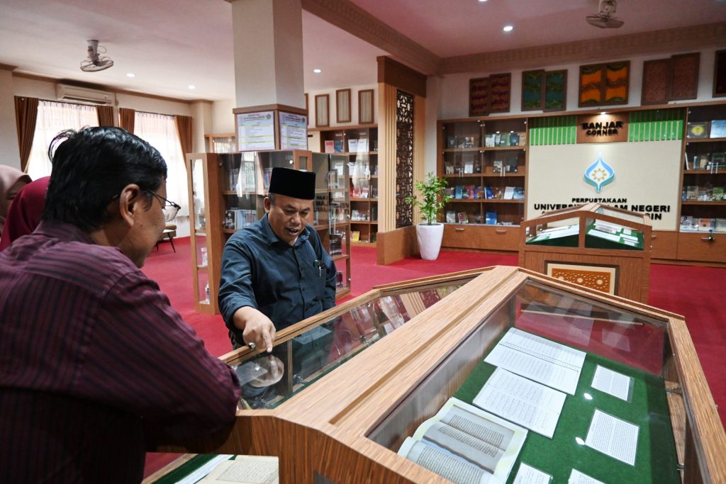 Kepala Perpustakaan UIN Antasari saat memandu koleksi-koleksi Melayu Corner (Foto:Humas/Achmad Magfur)