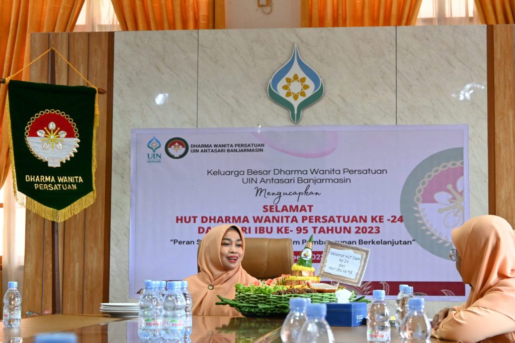 Ketua DWP UIN Antasari Hj. Mariani, S.Ag., S.Pd.I. saat memberikan sambutan (Foto:Humas/Achmad Magfur)