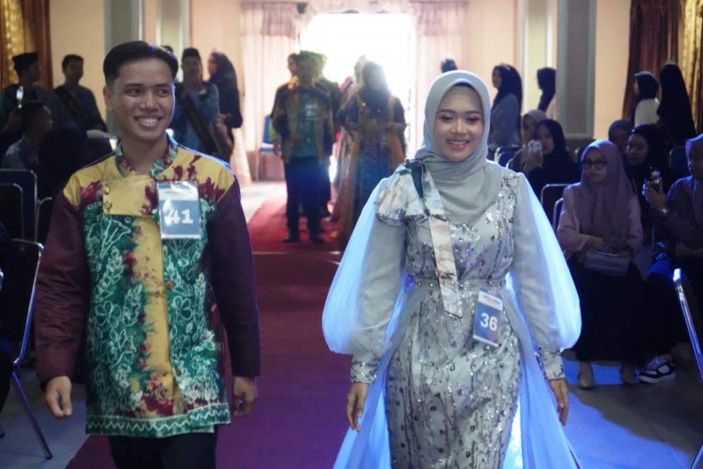 Muhammad Zaky dan Siti Maulidatul Laili Intan saat memasuki Auditorium Mastur Jahri (Foto:Humas/Hadi Rustami)