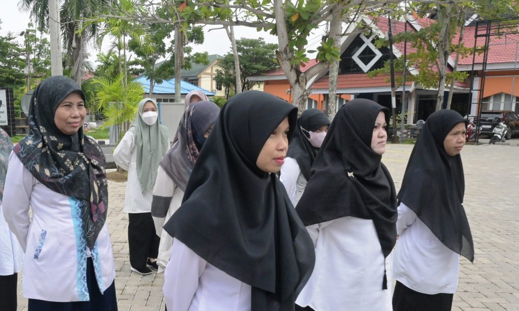 Para pegawai perempuan di lingkungan Rektorat UIN Antasari saat mengikuti apel mingguan (Foto:Humas/Abdi Rif'an Husna)