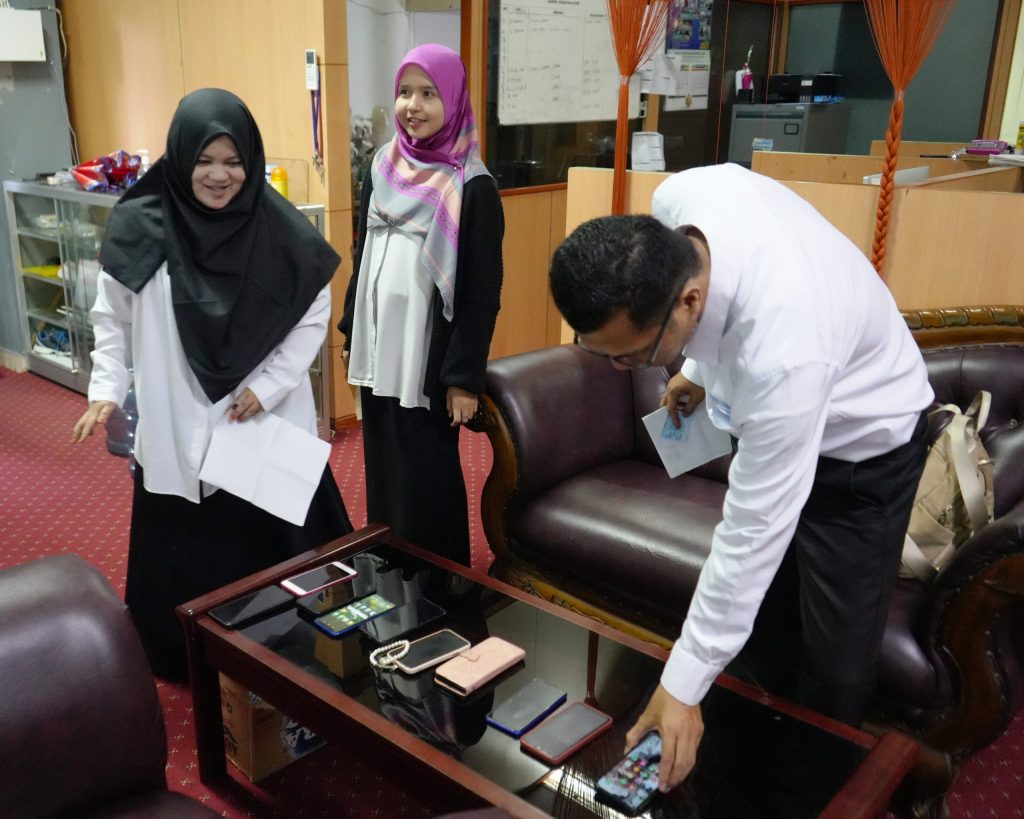 Para peserta saat meletakkan ponsel masing-masing di meja panitia (Foto:Humas/Hadi Rustami)