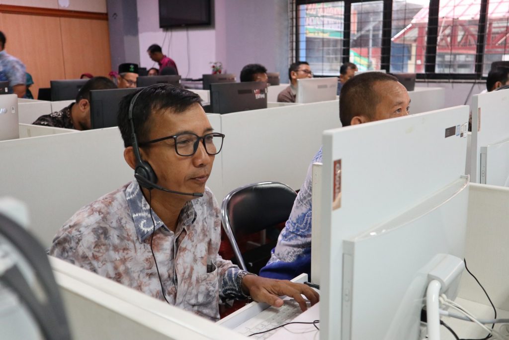 Pegawai Senior Pusat Humas dan KI UIN Antasari Hadi Rustami saat mengikuti ujian (Foto:Humas/Achmad Magfur)