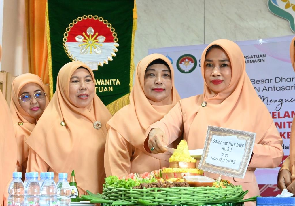 Pemotongan nasi tumpeng syukuran HUT ke-24 DWP dan Hari Ibu ke-95 (Foto:Humas/Achmad Magfur)