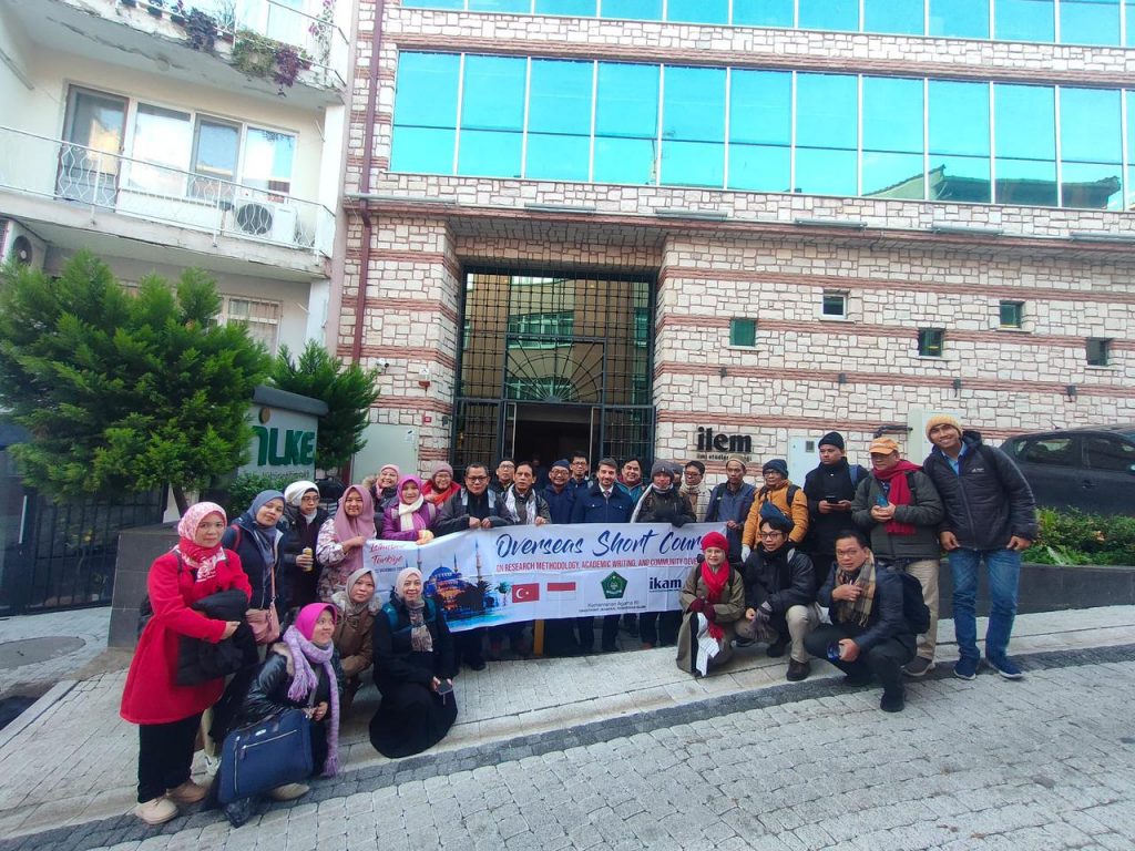 Peserta Overseas Short Course didampingi Amiruddin Kuba (Kasubtim PKM Diktis Kemenag) berserta para Narasumber didepan gedung pelatihan yang difasilitasi oleh Research Centre for Islamic Economic (IKAM) in Istanbul, Turkey