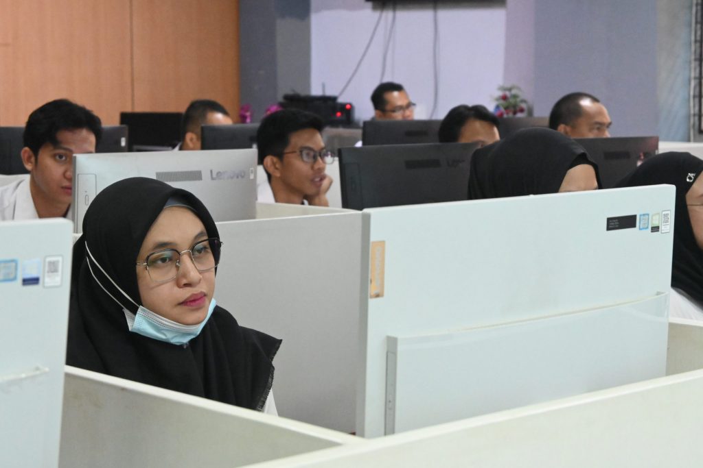 Peserta sesi 1 saat serius mengikuti ujian (Foto:Humas/Achmad Magfur)