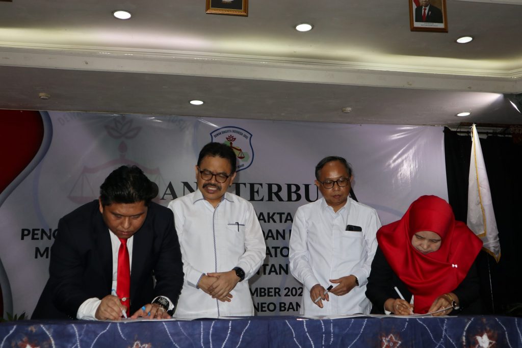 Presiden DSI dan Dekan Fakultas Syariah saat menandatangani MoU (Foto:Humas/Achmad Magfur)