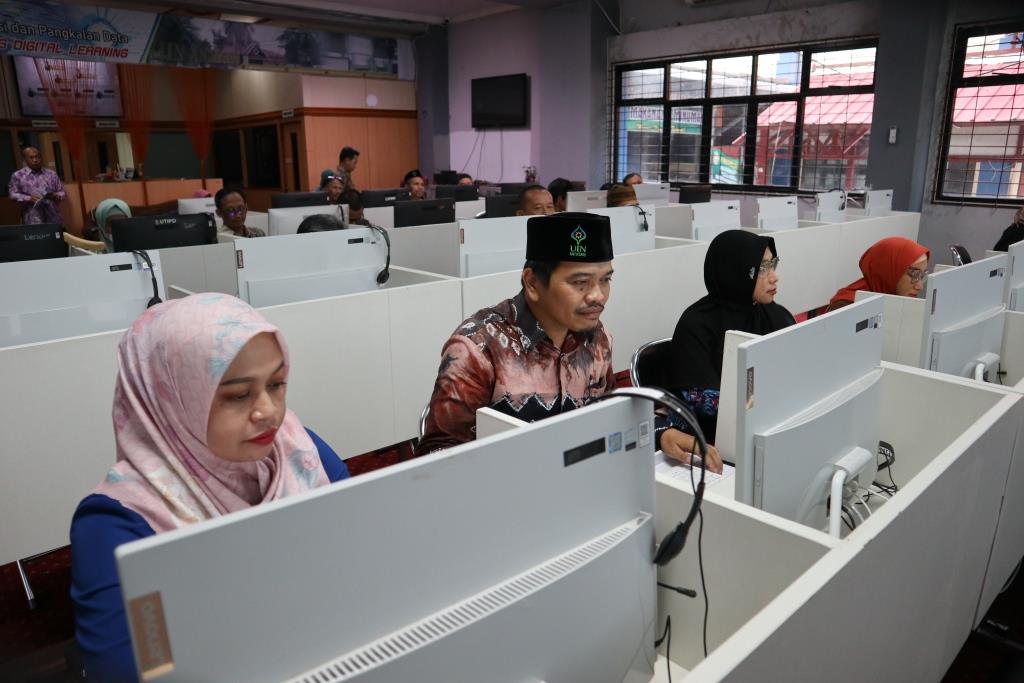 Rakhmat Rizkiansyah, S.Pd.I., S.A.P., M.Pd., M.A. saat bersemangat mengikuti uji kompetensi (Foto:Humas/Achmad Magfur)