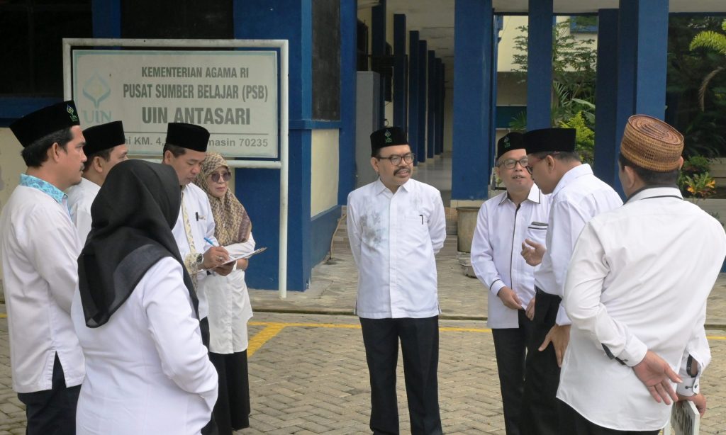 Rektor UIN Antasari Prof. Dr. H. Mujiburrahman, M.A. saat berbincang dengan jajaran pimpinan usai apel mingguan (Foto:Humas/Hadi Rustami)