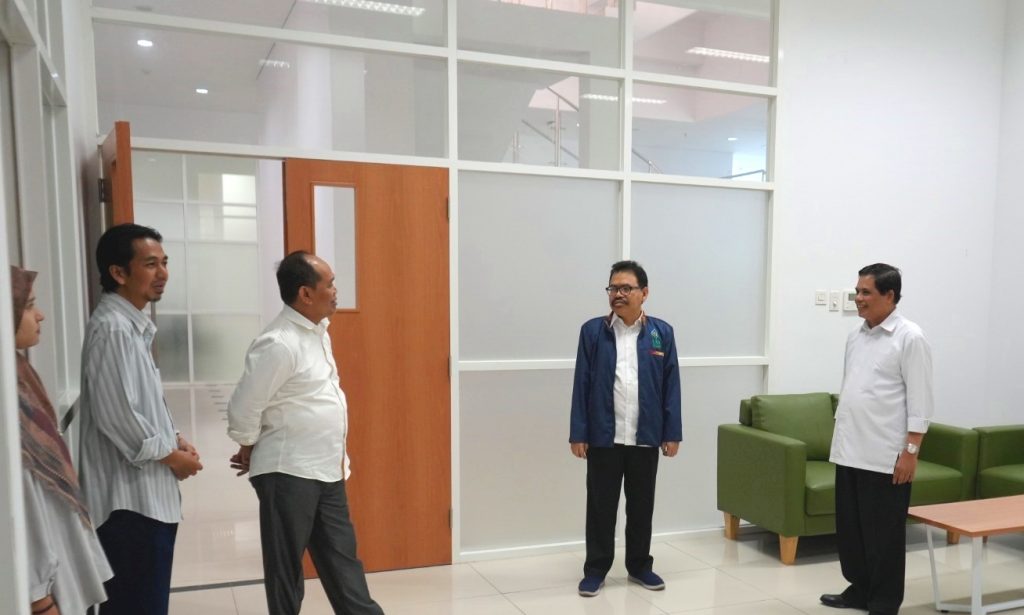 Rektor UIN Antasari Prof. Dr. H. Mujiburrahman, M.A. saat berkunjung melihat ruang-ruang kerja yang mulai terisi (Foto:Humas/Hadi Rustami)