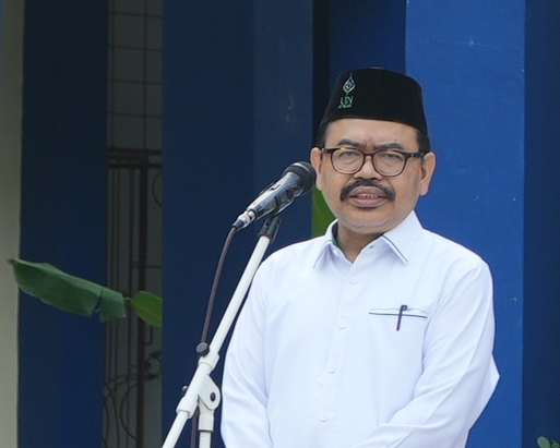 Rektor UIN Antasari Prof. Dr. H. Mujiburrahman, M.A. saat memimpin Apel Bulanan, 04 Desember 2023 (Foto:Humas/Abdi Rif'an Husna)