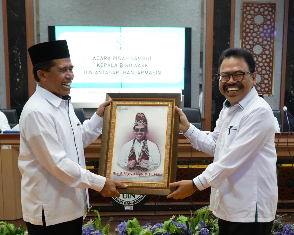 Rektor UIN Antasari (kanan) saat menyerahkan kenang-kenangan kepada Drs. H. Rijalul Faqih, M.Si., M.E.I. (Foto Humas Hadi Rustami) - kompres