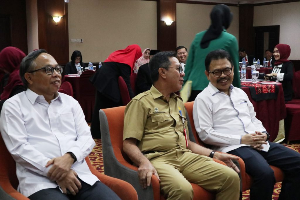 Rektor UIN Antasari saat berbincang dengan Asisten Administrasi Umum Setda Kota Banjarmasin Ir. H. M. Makhmud, M.S. (Foto:Humas/Achmad Magfur)
