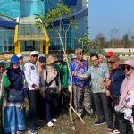 Rektor UIN Antasari saat berfoto bersama Ikafaktar89 usai penanaman pohon bersama (sumber:koranbanjar.net)