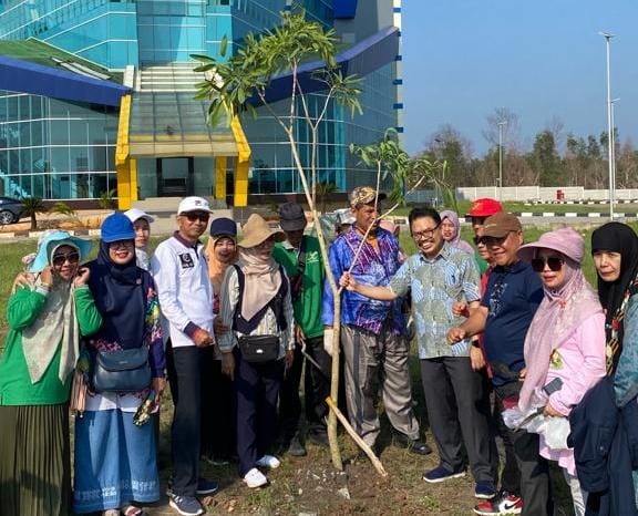 Rektor UIN Antasari saat berfoto bersama Ikafaktar89 usai penanaman pohon bersama (sumber:koranbanjar.net)