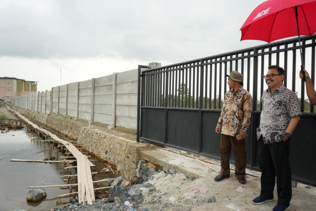 Rektor UIN Antasari saat memantau progres pembangunan pagar Kampus 2 (Foto:Humas/Hadi Rustami)