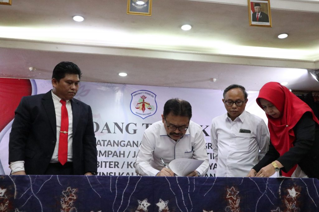 Rektor UIN Antasari saat menandatangi MoU dengan DSI (Foto:Humas/Achmad Magfur)