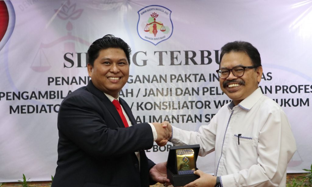 Rektor UIN Antasari saat menyerahkan kenang-kenangan (Foto:Humas/Achmad Magfur)