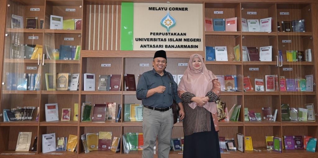 Rektor UIN RM Said bersama istri saat berfoto di depan Melayu Corner (Foto:Humas/Achmad Magfur)