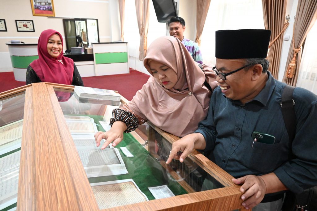 Rektor UIN RM Said saat terpesona dengan koleksi-koleksi Perpustakaan UIN Antasari (Foto:Humas/Achmad Magfur)