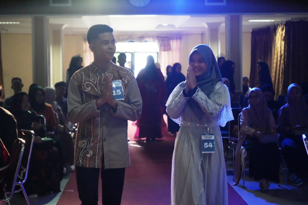 Ricky Fernando dan Syahda Nabila saat memasuki Auditorium Mastur Jahri (Foto:Humas/Hadi Rustami)